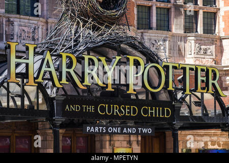Harry Potter e il maledetto segno del bambino al di fuori del palazzo del teatro, Shaftesbury Avenue, London, England, Regno Unito Foto Stock