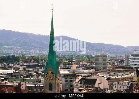 Zurigo, Svizzera - 2 Settembre 2016: Guglia di Grossmunster chiesa e sui tetti del centro della città di Zurigo, Svizzera. Foto Stock