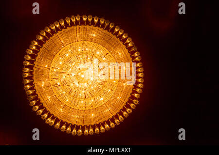 Round lampadario a soffitto luce a Durga puja culto pandal Foto Stock