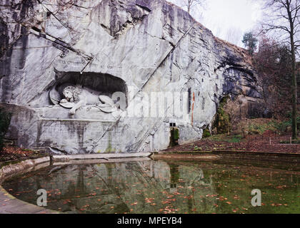 Lucerna, Svizzera - 04 Gennaio 2014: morire il Monumento del Leone, una scultura a Lucerna (Svizzera), scavate nella roccia in onore di Guardie Svizzere che erano m Foto Stock