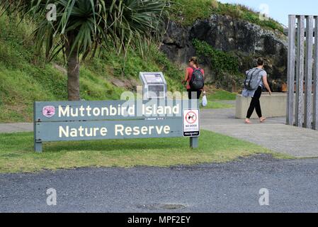 Due turisti donna a Muttonbird isola riserva naturale in Coffs Harbour, Australia Foto Stock