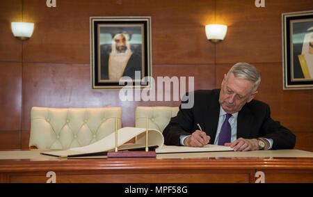 Il Segretario della Difesa Jim visite Firma il libro degli ospiti negli Emirati Arabi Uniti Guardia Presidenziale di Abu Dhabi, Emirati arabi uniti, Feb 19, 2017. (DOD foto di U.S. Air Force Tech. Sgt. Brigitte N. Brantley) Foto Stock