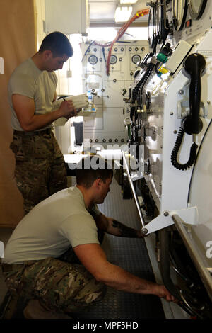 Recuperare diver Spc. Nathaniel Marquez (retro) e Sgt. Christopher Miller, entrambi con ingegnere 511th Dive distacco fuori di Fort Eustis, Virginia, eseguire i controlli di manutenzione su una marina Standard Double Lock Camera di ricompressione System in Kuwait Base Navale, Kuwait, Feb 02, 2017. La verifica di mantenimento è in preparazione della formazione soldati nel funzionamento della camera, soldato avanzamento e per contribuire a un soldato con un pregiudizio subito durante un precedente esercizio. (Foto di Sgt. Marco Gutierrez, USARCENT PAO) Foto Stock