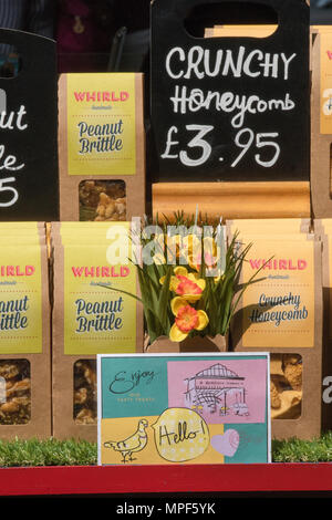 Nido croccante i dolciumi e la pasticceria per la vendita su un pasticceri stallo a Borough Market nel centro di Londra. favi come snack e tratta i sacchetti Foto Stock