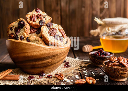 In casa tutto il frumento Farina di avena i biscotti con noci pecan, mirtilli rossi secchi e miele Foto Stock
