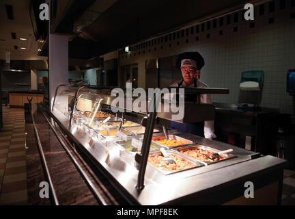 Adina Georgescu Rheinland Inn Facility cook, controlla la linea di alimenti prima di pranzo per pulizia e ordine presso il Rheinland Dining Facility su Ramstein Air Base, Germania, Feb 13, 2017. La forza di 786th squadrone di supporto supporta una popolazione di più di 9 mila Avieri, American civili, cittadini locali e il personale da più di tre dozzine di paesi. (U.S. Air Force foto di Airman 1. Classe Savannah L. acque) Foto Stock