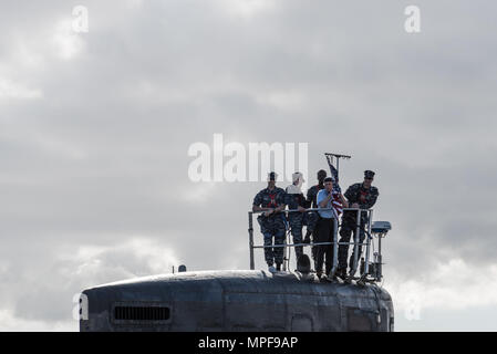 (16 febbraio 2017) i membri della USS Texas (SSN 775) uomo vela come essi ritorno alla porta dopo le operazioni di routine in mare Feb 16, 2017. (U.S. Foto di Marina di Massa lo specialista di comunicazione 1a classe Daniel Hinton) Foto Stock