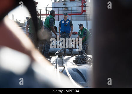 (16 febbraio 2017) i membri della USS Texas (SSN 775) maniglia la linea di ritorno alla porta dopo le operazioni di routine in mare Feb 16, 2017. (U.S. Foto di Marina di Massa lo specialista di comunicazione 1a classe Daniel Hinton) Foto Stock