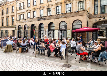 Persone bevendo e chiacchierando in open-air tabelle in John Street nel quartiere di Merchant City area di Glasgow, Scotland, Regno Unito Foto Stock