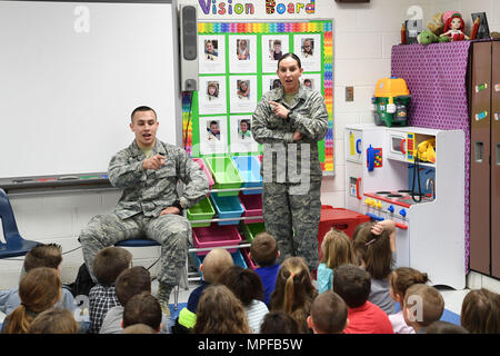 Senior Airman Tyler Pittenger e Tech. Sgt. Jessica Mullins, sia assegnato a 130Airlift Wing la forza del squadrone di supporto, prendere domande da parte di studenti durante una visita a pizzico di scuola elementare il 22 febbraio, 2017 in Elkview, W.Va. Gli avieri e i soldati della West Virginia guardia nazionale hanno unito le loro forze per discutere il loro coinvolgimento nelle operazioni di ricerca e salvataggio a sostegno del funzionamento della pioggia di estate, una inondazione che ha causato un danno diffuso in tutto 44 dello stato di 55 contee. (U.S. Air National Guard photo by Staff Sgt. Adam Juchniewicz) Foto Stock