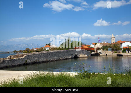 Il ponte per la città vecchia e la città bassa porta al borgo medievale di Nin vicino a Zadar croazia Foto Stock