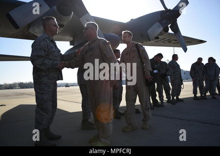 Il brigadiere generale Roger E. Williams (sinistra) stringe la mano e dice addio a una distribuzione di N.C. Air National Guardsman chi è in partenza per supportare il funzionamento libertà di sentinella, mentre sul flightlint del North Carolina Air National Guard Base, l'Aeroporto Internazionale Charlotte Douglas, Feb 24, 2017. È la distribuzione finale utilizzando il C-130 aereo modello prima che l'unità delle transizioni al usando C-17's. Foto Stock