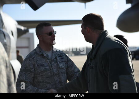 Il brigadiere generale Roger E. Williams (sinistra) stringe la mano e dice addio a una distribuzione di N.C. Air National Guardsman chi è in partenza per supportare il funzionamento libertà di sentinella, mentre sul flightlint del North Carolina Air National Guard Base, l'Aeroporto Internazionale Charlotte Douglas, Feb 24, 2017. È la distribuzione finale utilizzando il C-130 aereo modello prima che l'unità delle transizioni al usando C-17's. Foto Stock