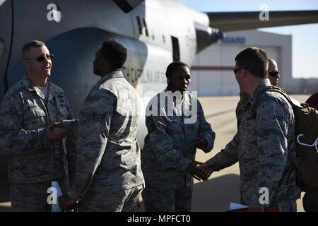 Il brigadiere generale Roger E. Williams (sinistra) stringe la mano e dice addio a una distribuzione di N.C. Air National Guardsman chi è in partenza per supportare il funzionamento libertà di sentinella, mentre sul flightlint del North Carolina Air National Guard Base, l'Aeroporto Internazionale Charlotte Douglas, Feb 24, 2017. È la distribuzione finale utilizzando il C-130 aereo modello prima che l'unità delle transizioni al usando C-17's. Foto Stock