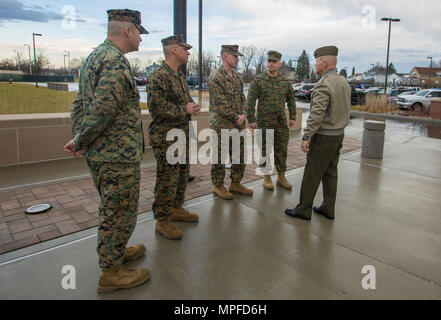 Il comandante del Marine Corps gen. Robert B. Neller parla con Marines a prenotare Training Center South Bend, South Bend, Ind. Feb 24, 2017. Neller visitato per parlare del suo ultimo messaggio per la forza, così come ha risposto alle domande del pubblico. (U.S. Marine Corps foto di Cpl. Samantha K. Braun) Foto Stock