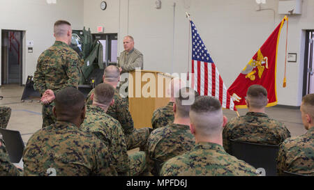 Il comandante del Marine Corps gen. Robert B. Neller parla con Marines e soldati a prenotare Training Center South Bend, South Bend, Ind. Feb 24, 2017. Neller ha parlato del suo ultimo messaggio per la forza, così come ha risposto alle domande del pubblico. (U.S. Marine Corps foto di Cpl. Samantha K. Braun) Foto Stock