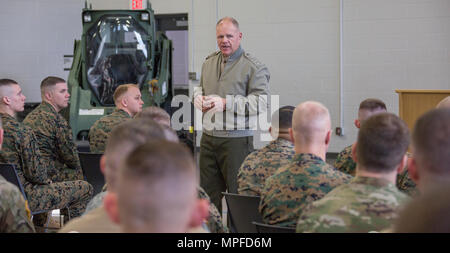 Il comandante del Marine Corps gen. Robert B. Neller parla con Marines e soldati a prenotare Training Center South Bend, South Bend, Ind. Feb 24, 2017. Neller ha parlato del suo ultimo messaggio per la forza, così come ha risposto alle domande del pubblico. (U.S. Marine Corps foto di Cpl. Samantha K. Braun) Foto Stock