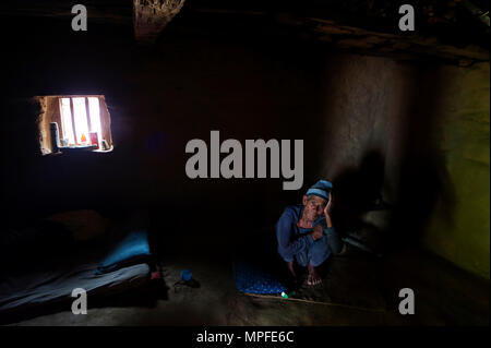 Uomo malato a casa sua a Tulla Kote Village, Kumaon Hills, Uttarakhand, India Foto Stock