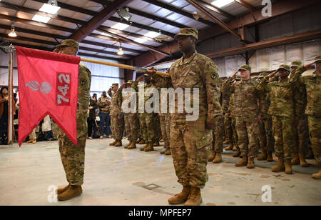 Stati Uniti Soldati con il supporto 742nd impresa di manutenzione, Carolina del Sud esercito nazionale Guard, stand in formazione durante una distribuzione cerimonia tenutasi ad Eagle Aviation a Columbia nella Carolina del Sud, Feb 26, 2017. Più di 140 soldati dell'unità saranno mobilitati per circa un anno per supportare il funzionamento Atlantic risolvere e U.S. Esercito europeo. L'unità sarà di fornire servizi di manutenzione e di funzionalità di riparazione dei veicoli, elettronica e piccole armi armi mentre assegnato alla sedicesima brigata di supporto in Europa orientale. (U.S. Esercito nazionale Guard foto di Sgt. Tashera Pravato) Foto Stock