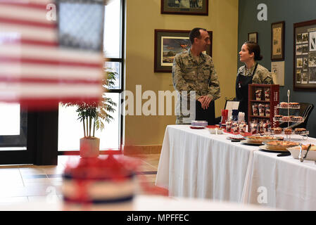 Stati Uniti Air Force Il Mag. Gen. Scott Zobrist (sinistra), 9 Air Force commander, colloqui con Master Sgt. Katie Neeley, quarta la Medicina Aerospaziale Squadron sovrintendente, presso Seymour Johnson Air Force Base, N.C., Feb 15, 2017. Neeley e altri membri della renderlo migliore club culinario ha montrato le loro abilità di cottura da preparare la colazione per Zobrist e circa 20 altra ala i leader e i loro coniugi durante la sua visita. (U.S. Air Force foto di Airman 1. Classe Kenneth Boyton) Foto Stock