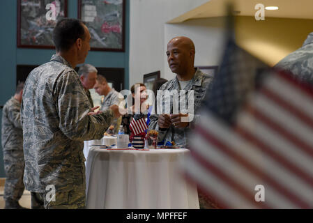 Stati Uniti Air Force Il Mag. Gen. Scott Zobrist (sinistra), 9 Air Force commander, parla con Col. Eric Jenkins, 916th Air Refuelling Wing Commander presso Seymour Johnson Air Force Base, N.C., Feb 15, 2017. Zobrist ha incontrato diversi membri del team di Seymour durante la sua visita alla base. (U.S. Air Force foto di Airman 1. Classe Kenneth Boyton) Foto Stock