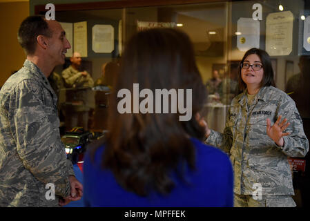 Stati Uniti Air Force Il Mag. Gen. Scott Zobrist (sinistra), 9 Air Force commander, discute il renderla migliore club del libro con lo Staff Sgt. Catherine Quinlan (a destra), quarta forza squadrone di supporto manpower analyst presso Seymour Johnson Air Force Base, N.C., Feb 15, 2017. Quinlan è il presidente del club del libro che ha più di cento membri. (U.S. Air Force foto di Airman 1. Classe Kenneth Boyton) Foto Stock