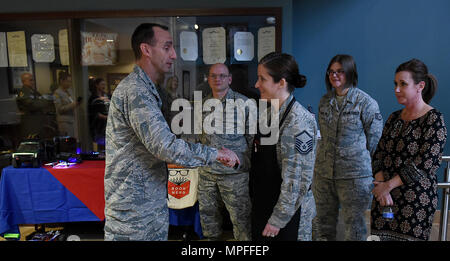 Stati Uniti Air Force Il Mag. Gen. Scott Zobrist (sinistra), 9 Air Force commander, monete Master Sgt. Katie Neeley, quarta la Medicina Aerospaziale Squadron sovrintendente al Seymour Johnson Air Force Base, N.C., Feb 15, 2017. Neeley è presidente di renderlo migliore club culinario. (U.S. Air Force foto di Airman 1. Classe Kenneth Boyton) Foto Stock