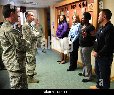 Stati Uniti Air Force Col. Christopher Salvia (estrema sinistra), 4° Fighter Wing Commander e il Mag. Gen. Scott Zobrist, 9 Air Force commander, parlare con gli appaltatori durante una visita di base presso Seymour Johnson Air Force Base, N.C., Feb 15, 2017. Zobrist detto contratto i dipendenti sono di vitale importanza per aiutare la Air Force missione senza intoppi. (U.S. Air Force foto di Airman 1. Classe Kenneth Boyton) Foto Stock