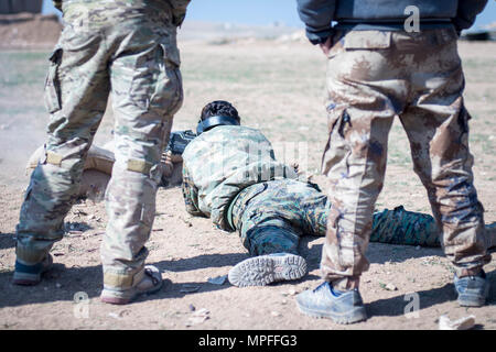 Un U.S. Le forze speciali esercente avverte un locale Manbij femmina consiglio militare partecipante durante la precisione di tiro della formazione di Febbraio 21, 2017, a Sanaa Training Center nel nord-ovest della Siria. Questo è il primo ciclo di donne a laurearsi e unisciti alla MMC. La MMC è un multi-etnico forza che include i curdi, arabi, cristiani, turkmeno, Yazidis e altri. Il corso viene somministrata mediante operazioni speciali Joint Task Force - Funzionamento inerenti risolvere dei formatori. (U.S. Foto dell'esercito da Master Sgt. Contrassegnare Burrell) Foto Stock