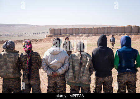 Femmina locale Manbij consiglio militare partecipanti imparare abilità di tiro della formazione di Febbraio 21, 2017, a Sanaa Training Center nel nord-ovest della Siria. L'istruzione è di 20 giorni a lungo per includere il fucile di base precisione di tiro e a livello di squadra armi e tecniche di movimento. La MMC è un multi-etnico forza che include i curdi, arabi, cristiani, turkmeno, Yazidis e altri. Questo è il primo ciclo di donne a laurearsi e unisciti alla MMC. Il corso viene somministrata mediante operazioni speciali Joint Task Force - Funzionamento inerenti risolvere dei formatori. (U.S. Foto dell'esercito da Master Sgt. Contrassegnare Burrell) Foto Stock