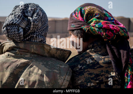 Femmina locale Manbij consiglio militare partecipanti imparare abilità di tiro della formazione di Febbraio 21, 2017, a Sanaa Training Center nel nord-ovest della Siria. L'istruzione è di 20 giorni a lungo per includere il fucile di base precisione di tiro e a livello di squadra armi e tecniche di movimento. La MMC è un multi-etnico forza che include i curdi, arabi, cristiani, turkmeno, Yazidis e altri. Questo è il primo ciclo di donne a laurearsi e unisciti alla MMC. Il corso viene somministrata mediante operazioni speciali Joint Task Force - Funzionamento inerenti risolvere dei formatori. (U.S. Foto dell'esercito da Master Sgt. Contrassegnare Burrell) Foto Stock