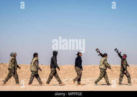 Femmina locale Manbij consiglio militare partecipanti imparare abilità di tiro della formazione di Febbraio 21, 2017, a Sanaa Training Center nel nord-ovest della Siria. La MMC è un multi-etnico forza che include i curdi, arabi, cristiani, turkmeno, Yazidis e altri. Questo è il primo ciclo di donne a laurearsi e unisciti alla MMC. Il corso viene somministrata mediante operazioni speciali Joint Task Force - Funzionamento inerenti risolvere dei formatori. (U.S. Foto dell'esercito da Master Sgt. Contrassegnare Burrell) Foto Stock