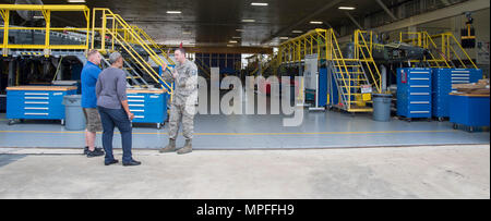 Master Sgt. Ryan Amore (destra), aria di istruzione e di formazione di apparecchiature di comando manager, parla con Bryan Kammerdiener, 575th Manutenzione aeromobili squadrone tecnico di ingegneria, e Sharon Walker, 502nd disponibilità logistica Squadron attrezzature elemento responsabilità tecnico, al di fuori di un aeromobile hangar di manutenzione Feb. 27 in corrispondenza della giunzione base Antonio-Randolph San. Amore è stato recentemente premiato con il AETC eccezionale Aria forza Logistica Preparazione personale arruolato dell'anno l'onore. (U.S. Air Force foto di Airman 1. Classe Lauren Parsons/rilasciato) Foto Stock