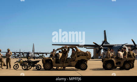 Stati Uniti Air Force aviatori dal ventiquattresimo Special Operations Wing attendere di partecipare al carico statico formazione nel corso dell esercizio guerriero smeraldo al campo Hurlburt Fla., febbraio 26, 2017. Il Guerriero di smeraldo è un U.S. Il Comando Operazioni Speciali esercizio durante il quale comune di forze per le operazioni speciali treno per rispondere alle varie minacce in tutto lo spettro di un conflitto. (U.S. Air Force foto di Senior Airman Erin Piazza) Foto Stock