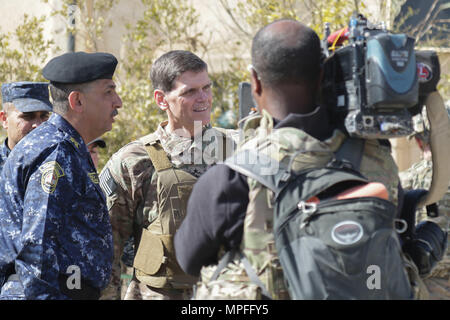 Stati Uniti Esercito gen. Giuseppe Votel, Comandante generale degli Stati Uniti Comando centrale, conduce un intervista con media durante una visita a Hamam al-Alil, Iraq, Feb 25, 2017. Combined Joint Task Force-Operation inerenti risolvere è la coalizione globale per sconfiggere ISIS in Iraq e la Siria. (U.S. Foto dell'esercito da Staff Sgt. Jason scafo) Foto Stock