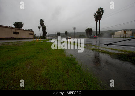 Intemperie continua a causare inondazioni lungo la strada Vandegrift come la pioggia e il vento sweep attraverso Marine Corps base Camp Pendleton, California, 27 febbraio 2017. (U.S. Marine Corps photo by Lance Cpl. Ryan Kierkegaard) Foto Stock