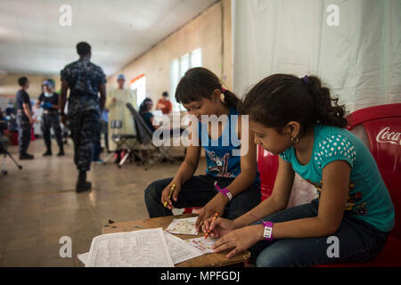 170224-N-WZ792-068 Trujillo, Honduras (feb. 24, 2017) - bambini colore foto educativo in attesa per la pulizia dentale per il perdurare della promessa 2017 (CP-17) sito medico a sostegno di CP-17's visita a Trujillo, Honduras. CP-17 è un U.S. Comando sud-sponsorizzato e U.S. Forze Navali Comando meridionale/STATI UNITI 4a flotta-condotto di distribuzione condotta civile-militare comprendente le operazioni di assistenza umanitaria, formazione impegni, medico, dentista e supporto di veterinari in uno sforzo per mostrare il supporto degli Stati Uniti e di impegno per l'America centrale e del Sud. (U.S. Navy combattere la fotocamera in massa Foto Stock