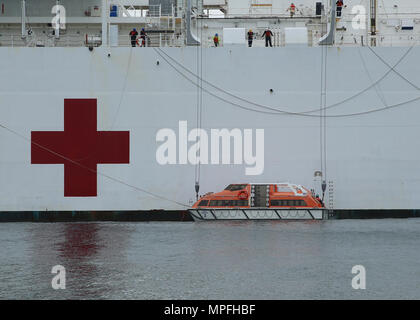 170223-N-OH262-759 OCEANO ATLANTICO (feb. 23, 2017) il servizio civile mariners assegnati ai militari di comando Sealift nave ospedale USNS Comfort (T-AH 20) inferiore del recipiente in gara l'acqua. Il comfort è in corso periodo era parte del 2017 Comfort Esercizio (COMFEX). L'esercizio è una formazione trimestrale batteria progettata per mantenere il personale medico e del personale di supporto del servizio civile i marittimi che prestano servizio a bordo della nave famigliarità con le loro funzioni. Comfort fornisce un a galla, mobile, acute chirurgiche struttura medica quando sono chiamati a militari degli Stati Uniti e i servizi ospedalieri di supporto disast NEGLI STATI UNITI Foto Stock