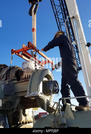 Petty Officer 1. Classe Cole Einhaus si guida il turbocompressore staffa di sollevamento in posizione per rimuovere il vecchio turbocompressore. I tecnici di Seabee dalla base navale di strutture di ingegneria e Expeditionary Warfare Center (NAVFAC EXWC), Mobile Utilità delle attrezzature di supporto (MUSA) divisione, implementato per supportare la stazione navale di Rota, Spagna (NAVSTA Rota) l'1 febbraio. Durante una recente ispezione programmata, il Muse team ha identificato un componente guasto e trovato rapidamente la causa alla radice. Un turbocompressore guasto ha impedito la pianta di potere da produrre l'elettricità necessaria per fornire alimentazione alle navi ancorate a NAVSA Rota. Foto Stock