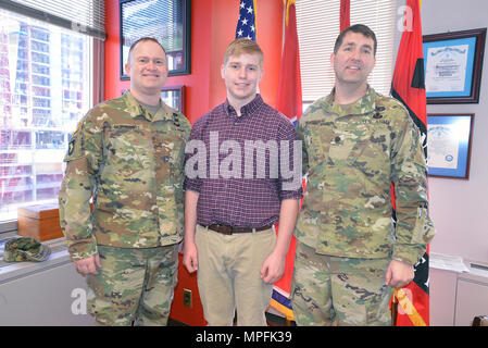 Il Mag. Christopher Burkhart, Distretto di Nashville vice comandante (sinistra) Charles nisseno un secondo studente da Montgomery Bell Academy (centro) e il tenente Col. Stephen L. Murphy, Nashville District commander, posano per una foto dopo il nisseno riceve una breve sul distretto. Nissen, un secondo studente da Montgomery Bell Academy ha trascorso la giornata shadowing U. S. Esercito di ingegneri del distretto di Nashville ingegneri. Foto Stock