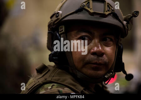 Stati Uniti Air Force Il Mag. Noel Garcia, 1 Special Operations Support Squadron Chirurgo di volo, riceve istruzioni per in-flight training medico durante il guerriero di smeraldo 17 a gamma Eglin Fla., Marzo 6, 2017. Il Guerriero di smeraldo è un U.S. Il Comando Operazioni Speciali esercizio durante il quale comune di forze per le operazioni speciali treno per rispondere alle varie minacce in tutto lo spettro di un conflitto. (U.S. Air Force foto di Airman 1. Classe Nicholas Dutton) Foto Stock