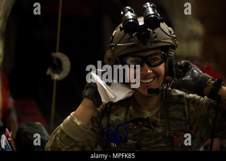 Stati Uniti Air Force Tech. Sgt. Renee Snavely, 1 Special Operations Support Squadron dazio autonomo tecnico medico, riceve istruzione in volo la formazione medica durante il guerriero di smeraldo 17 a gamma Eglin Fla., Marzo 6, 2017. Il Guerriero di smeraldo è un U.S. Il Comando Operazioni Speciali esercizio durante il quale comune di forze per le operazioni speciali treno per rispondere alle varie minacce in tutto lo spettro di un conflitto. (U.S. Air Force foto di Airman 1. Classe Nicholas Dutton) Foto Stock