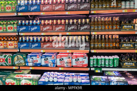 Una selezione di messicani e birre di importazione in lattine e bottiglie sugli scaffali di La Comer supermercato in San Miguel De Allende, Messico Foto Stock