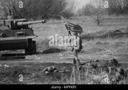 2018-04-30 La regione di Samara, Russia. La battaglia di soldati sovietici con le truppe tedesche. La ricostruzione delle ostilità in aprile 1945. Foto Stock