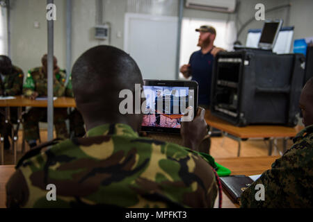 Stati Uniti Soldato dell'esercito consiglia la missione dell Unione Africana in Somalia (AMISOM) e Somali Esercito Nazionale (SNA) personale su Radio in una scatola di operazioni durante la pubblica informazione ufficiali (PIO) workshop a Mogadiscio, Somalia, 3 marzo 2017. Membri dell AMISOM e settore SNA Pio ha ricevuto i social media, Affari pubblici operazioni e una comunicazione efficace di formazione presso il Comune di addestramento militare il Centro durante i tre giorni di seminario PIO. Le informazioni di funzionamento del workshop di formazione è stata facilitata dall'AMISOM come parte di continuare gli sforzi per contrastare e neutralizzare gli estremisti violenti in Somalia e la regione. (U Foto Stock