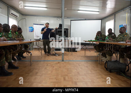 Stati Uniti Soldato dell'esercito consiglia la missione dell Unione Africana in Somalia (AMISOM) e Somali Esercito Nazionale (SNA) personale su Radio in una scatola di operazioni durante la pubblica informazione ufficiali (PIO) workshop a Mogadiscio, Somalia, 3 marzo 2017. Membri dell AMISOM e settore SNA Pio ha ricevuto i social media, Affari pubblici operazioni e una comunicazione efficace di formazione presso il Comune di addestramento militare il Centro durante i tre giorni di seminario PIO. Le informazioni di funzionamento del workshop di formazione è stata facilitata dall'AMISOM come parte di continuare gli sforzi per contrastare e neutralizzare gli estremisti violenti in Somalia e la regione. (U Foto Stock