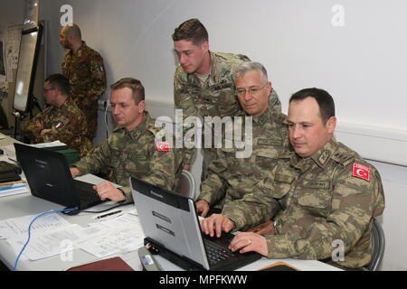 Grafenwoehr, Germania (3 marzo 2017) - istruttori della scuola di artiglieria di Ankara, Turchia, mostra un'ottantaduesima Airborne Division Artillery artilleryman turco sistema di artiglieria in lituano di Artiglieria del Battaglione tactical operations center qui. Dynamic Front II è una funzionalità di artiglieria esercizio che si svolge presso il settimo Esercito di formazione del comando di Grafenwoehr Area Formazione, Germania, Feb. 26 al 10 marzo 2017. (US Army photo by Staff Sgt. Kathleen V. Polanco Foto Stock