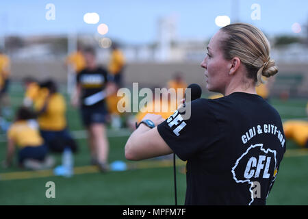 Stati Uniti Navy Legalman 1a classe Celeste Dunlap, comando leader fitness (CFL) e chief esecutore del Combined Joint Task Force-Horn dell Africa (CJTF-HOA) Fisica Valutazione (PFA) programma, amministra il riccio-up segmento della fisica test di fattibilità presso il Camp Lemonnier, Gibuti, Feb 24, 2017. Con l aiuto di 22 assistant CFLs da entrambi i CJTF-HOA e Camp Lemonnier, ella ha avuto successo nella somministrazione della preparazione fisica porzione di PFA a 109 Navy personale. (U.S. Air National Guard foto di Master Sgt. Paul Gorman) Foto Stock