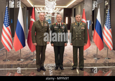 Marine Corps gen. Giuseppe Dunford Jr., sinistra, presidente del Comune di capi di Stato Maggiore, parla con Gen. Hulusi Akar dell'esercito turco, centro e gen. Valery Gerasimov dell'esercito russo in Antalya, Turchia, 6 marzo 2017. I tre capi di stato maggiore della difesa stanno discutendo le loro nazioni" operazioni nella Siria settentrionale. (Dipartimento di Difesa foto di Marina Sottufficiali di 2a classe di Dominique A. Pineiro/rilasciato) Foto Stock