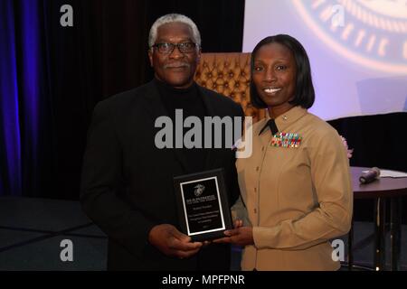 Il tenente colonnello Melanie Bell-Carter presenta l'eccellenza nella Leadership Award a Robert Porcher, il padre, che ha accettato il premio a nome suo, durante la MEAC Hall of Fame per il pranzo del 9 marzo 2017. Porcher era una sporgenza estremità difensiva per il South Carolina State University Bulldogs prima che ha fatto la storia come il primo bulldog a essere redatto nel primo round della cambiale di NFL. Porcher è anche una comunità di leader, egli dispone attualmente di una fondazione per la ricerca sul cancro e sollievo che genera migliaia di dollari all'Università del Michigan. Il partenariato MEAC fornisce la marina degli Stati Uniti Cor Foto Stock